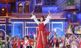 新疆人住宫殿娱乐吃瓜,一场别开生面的生活画卷